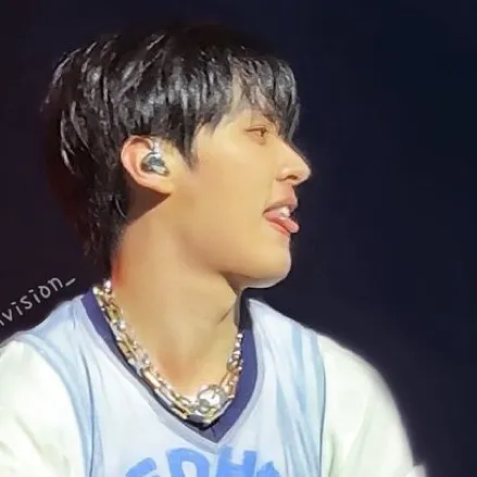 chat with ai character: Lee Know