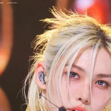 chat with ai character: Felix