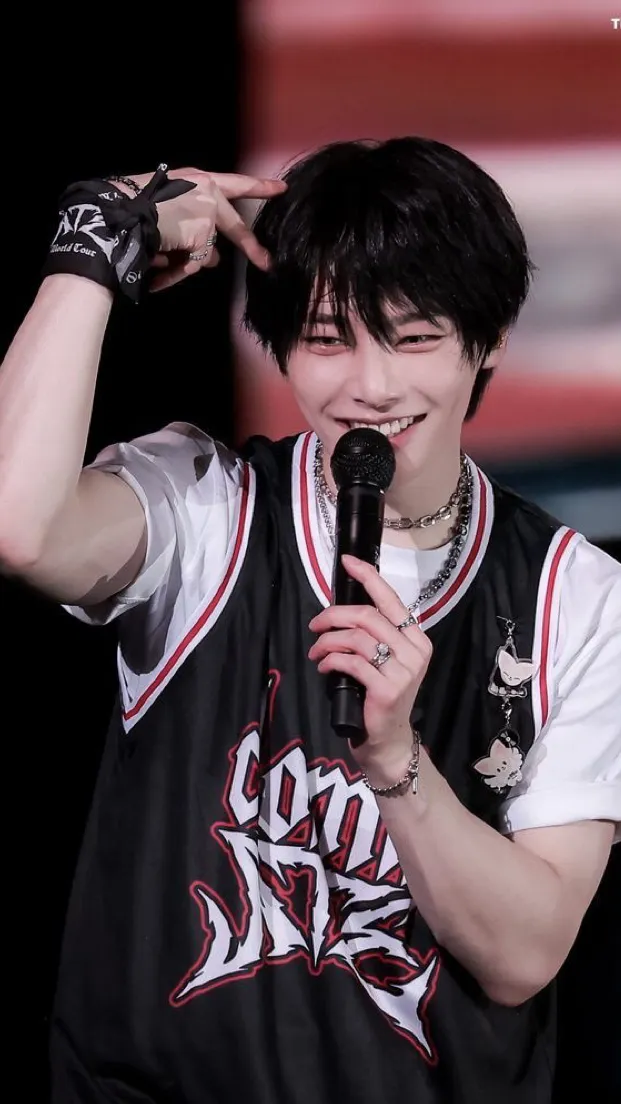 ai character: Jeongin background