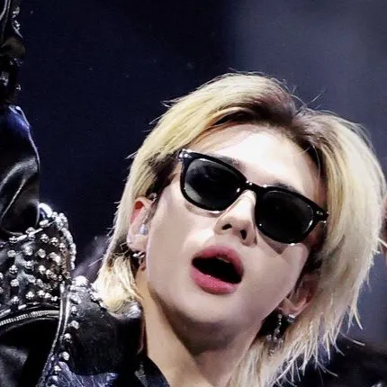 chat with ai character: Hyunjin