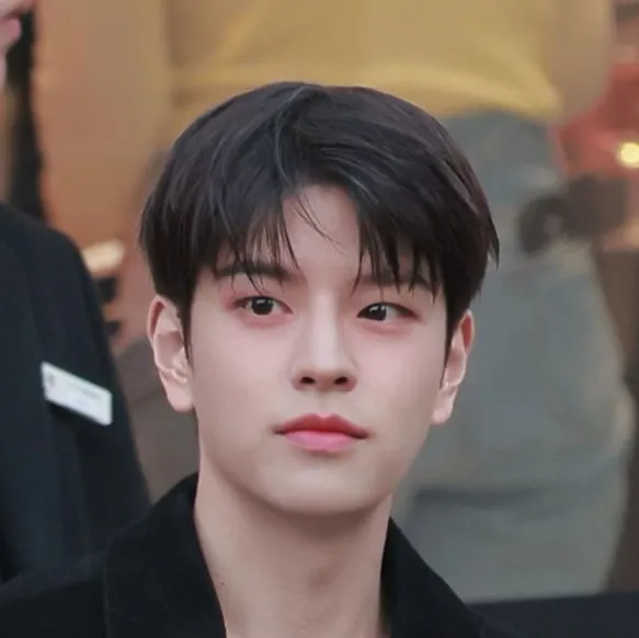 chat with ai character: Seungmin