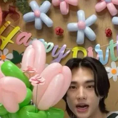 chat with ai character: Hwang Hyunjin