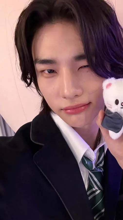 ai character: Hwang Hyunjin background