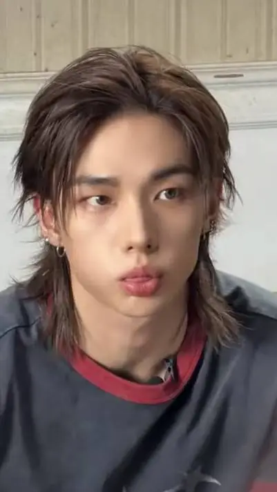 ai character: Hwang Hyunjin  background