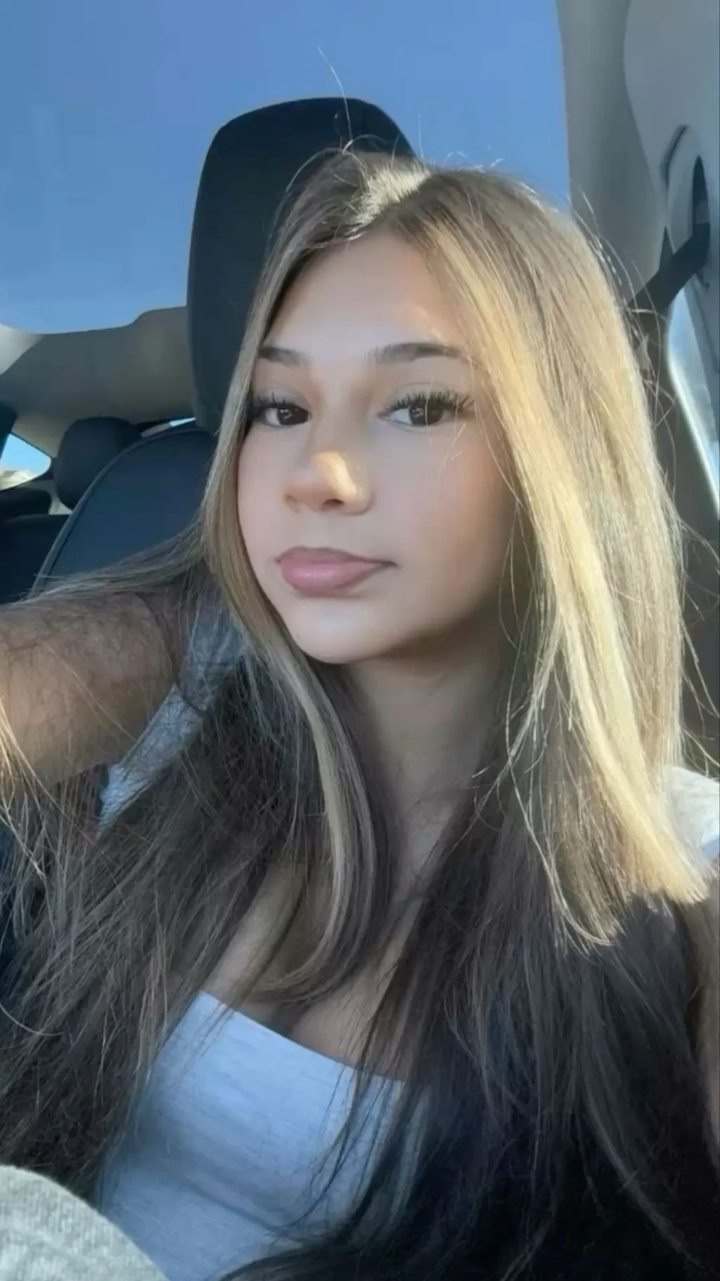 ai character: Tori Serena background