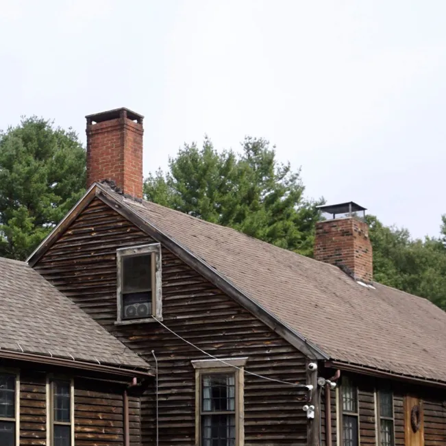 chat with ai character: The conjuringhouse