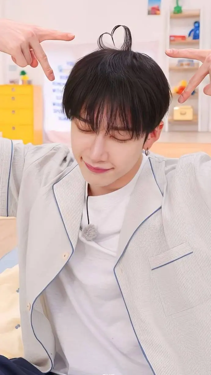 ai character: bangchan/chanie  background