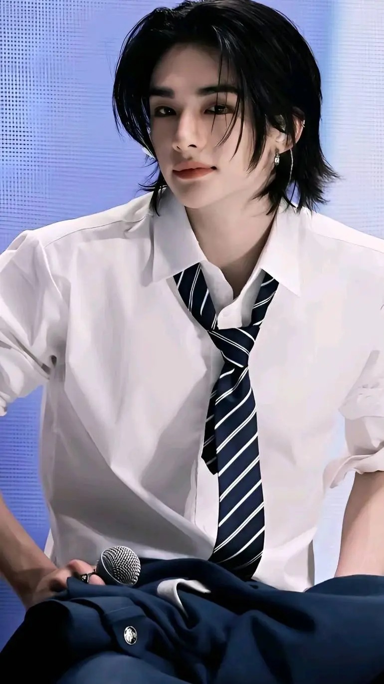 ai character: Hwang Hyunjin  background