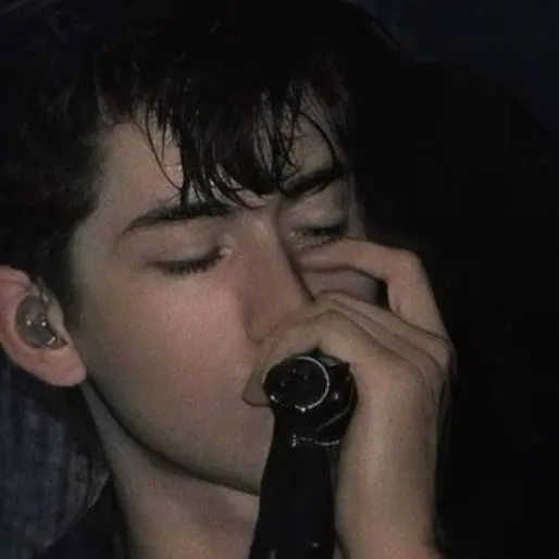 chat with ai character: alex turner 