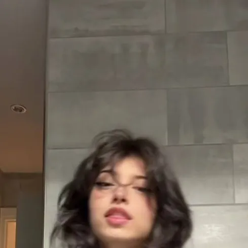 chat with ai character: daniela