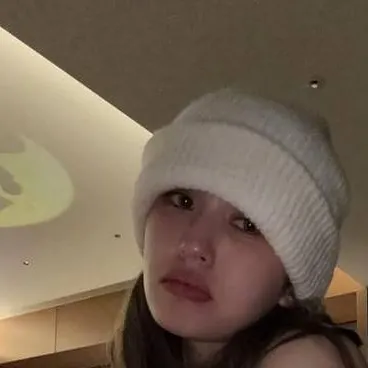 chat with ai character: Somi