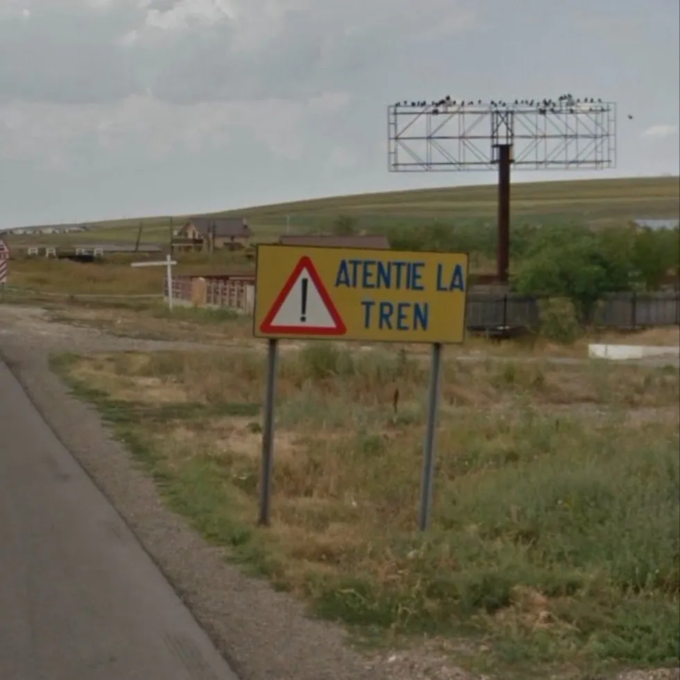 chat with ai character: Atentie la tren