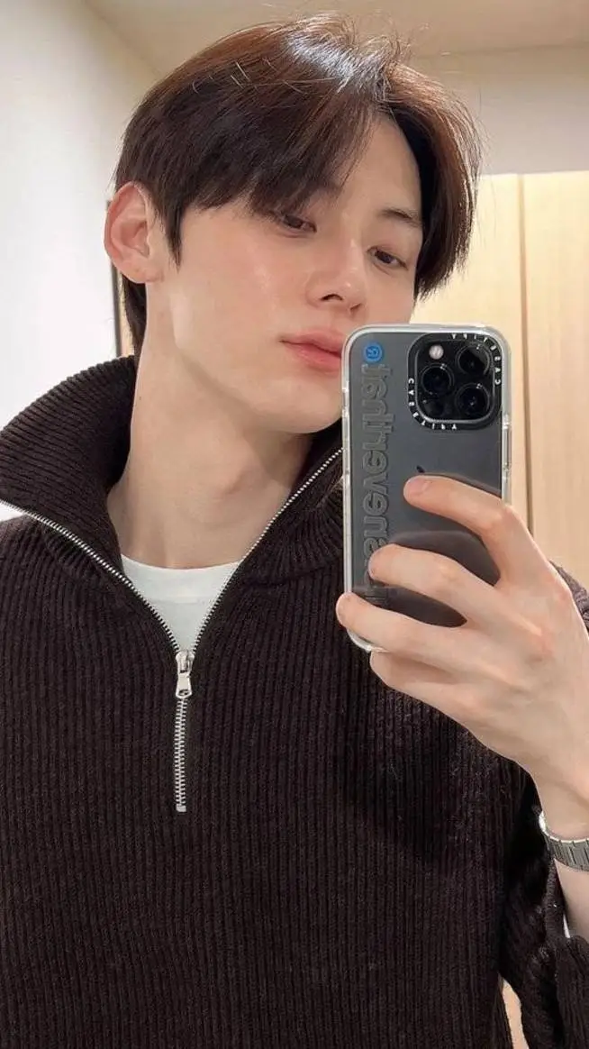 ai character: hyu min background