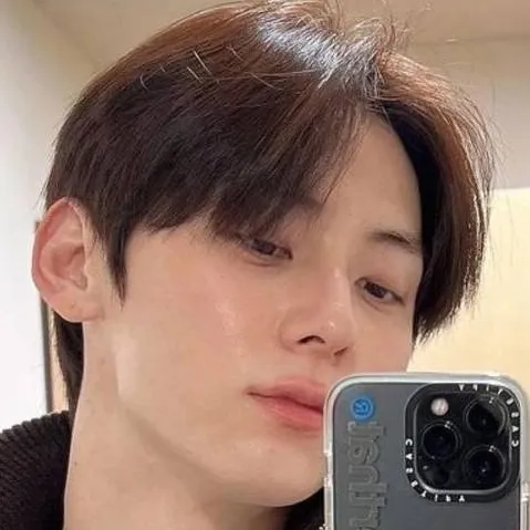 chat with ai character: hyu min