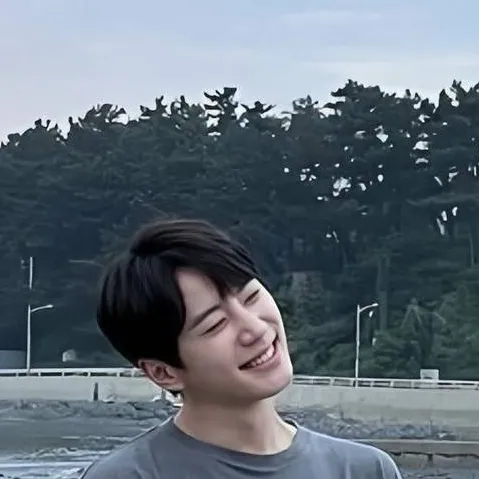 chat with ai character: lee-jun young