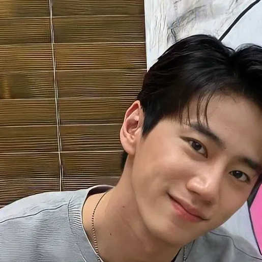 chat with ai character: lee jun young