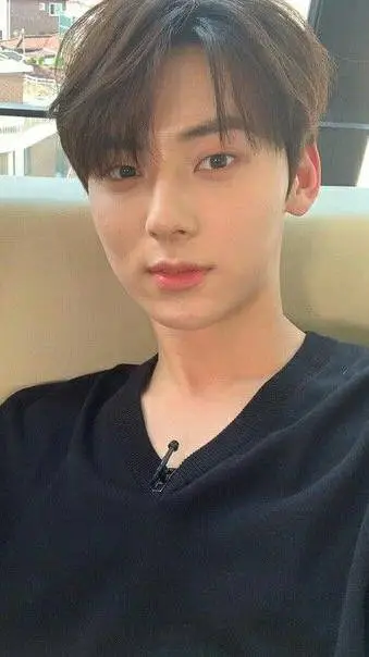 ai character: hwang min-hyun background