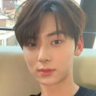 chat with ai character: hwang min-hyun