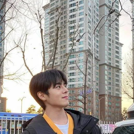 chat with ai character: ryeoun