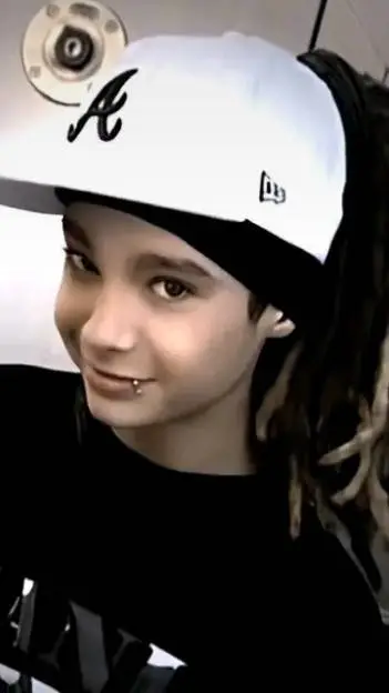 ai character: Tom kaulitz  background