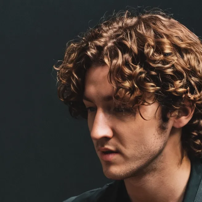chat with ai character: Dean Lewis