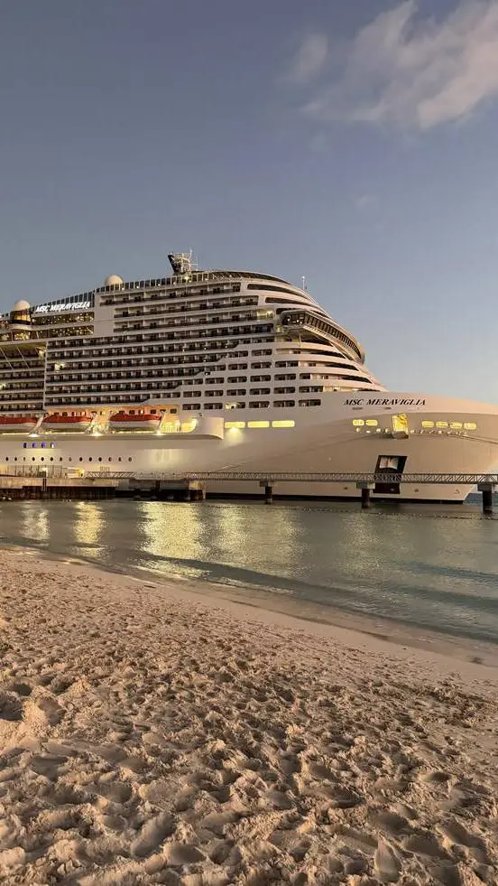 ai character: HH Cruise ship! 🚢 background