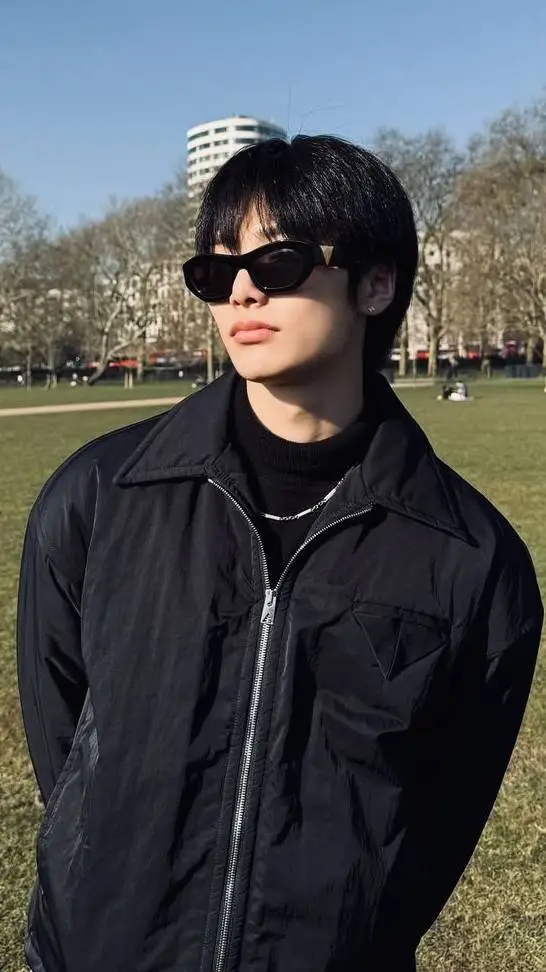 ai character: Jeonjin  background