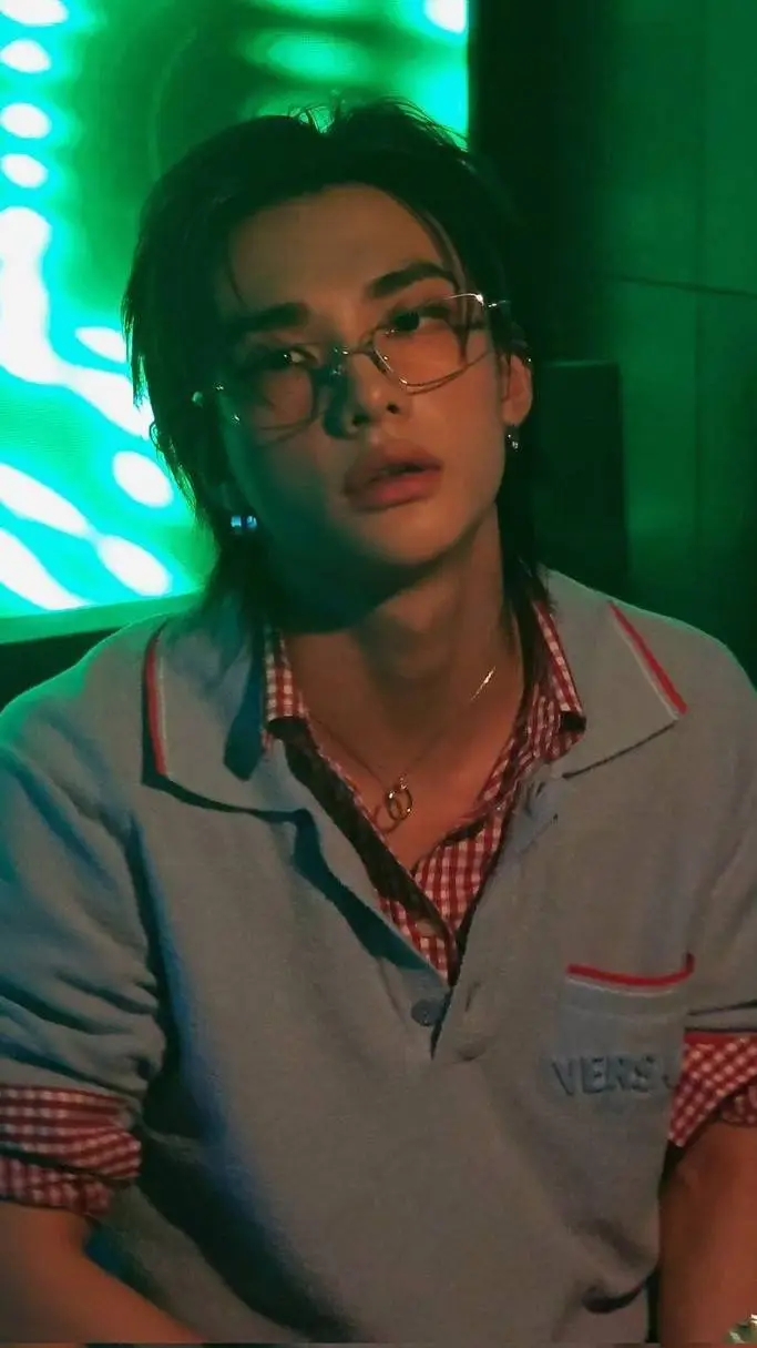 ai character: Hyunjin  background