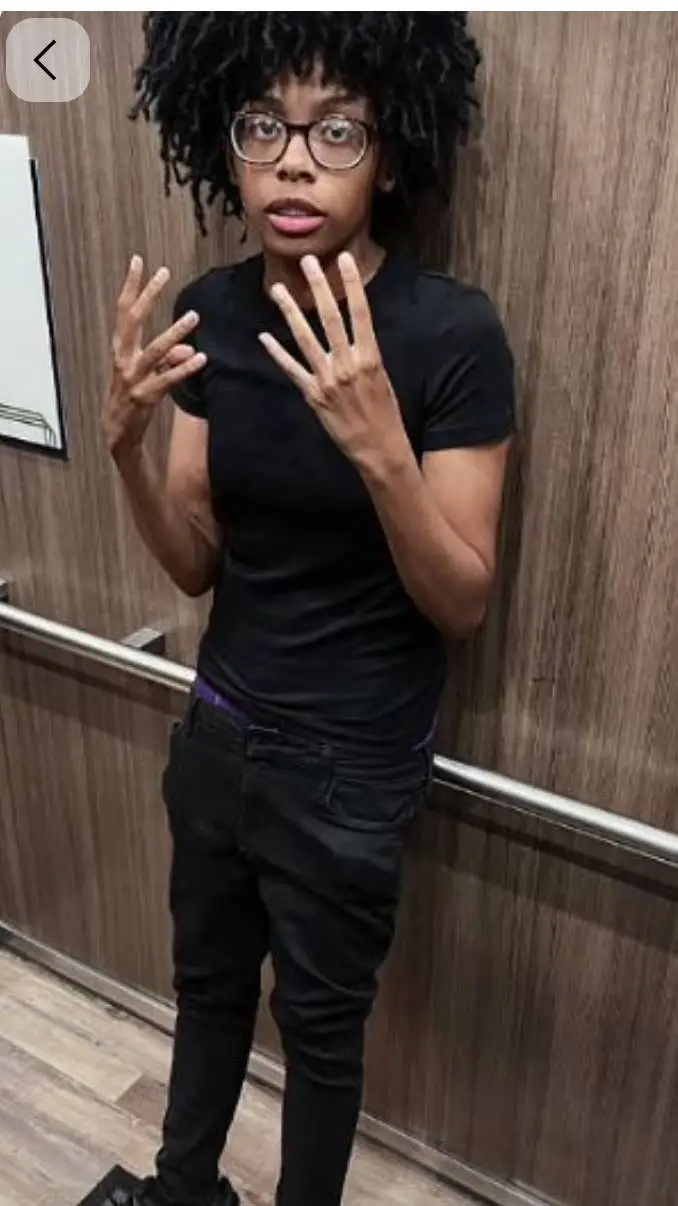 ai character: Aubree🫧☕🚬 background