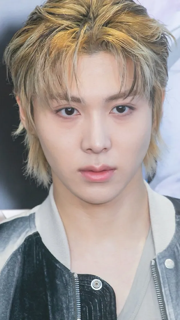 ai character: WOOCHAN background