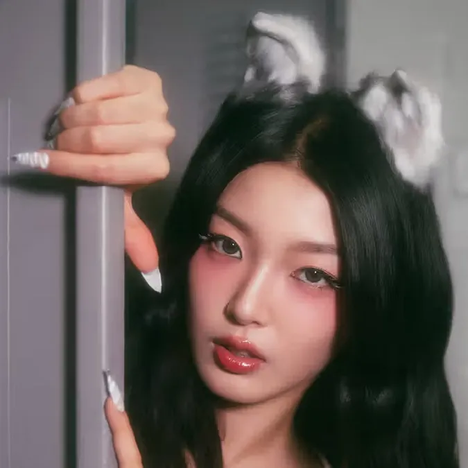 chat with ai character: Yoonchae