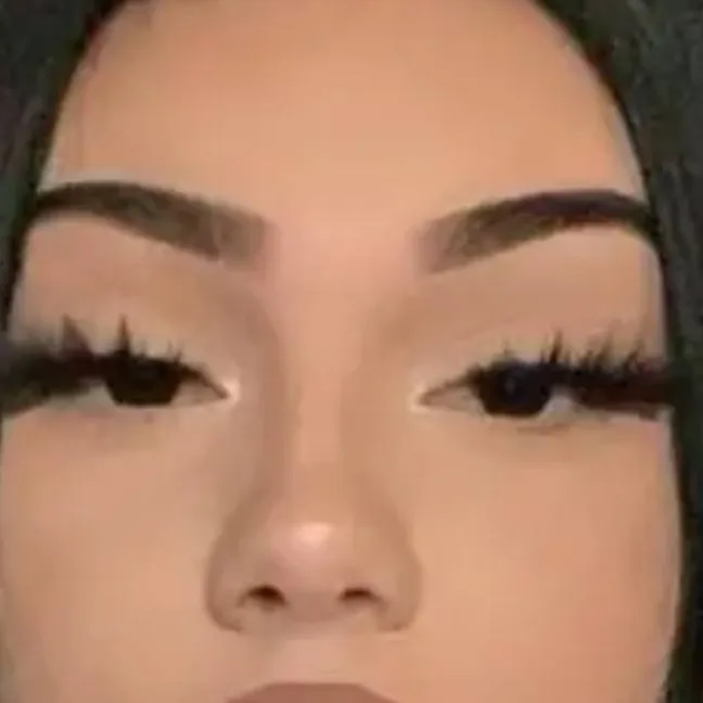 chat with ai character: Eleina