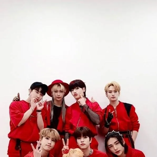 chat with ai character: Straykids concert 