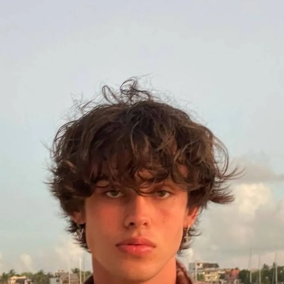 chat with ai character: erik😋😔😍