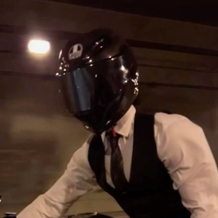 chat with ai character: °•Derrick•°