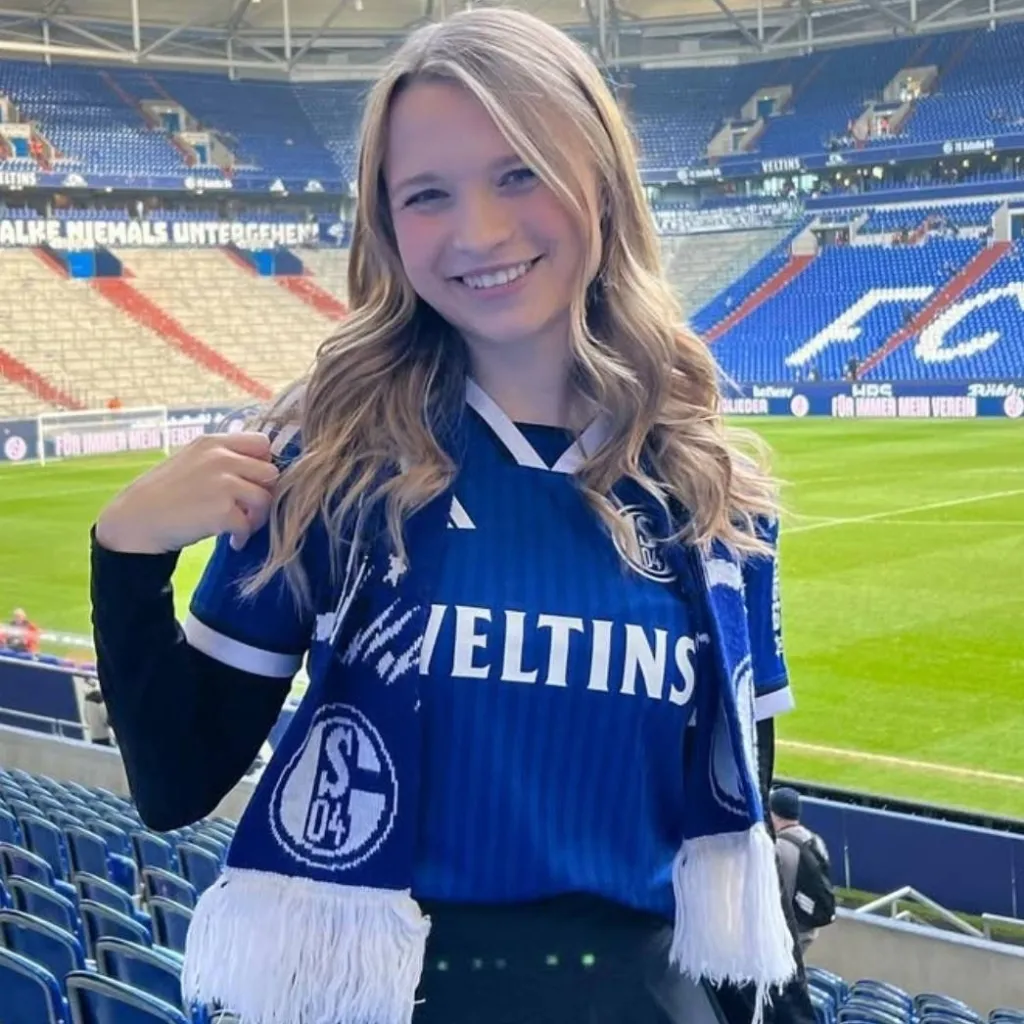 chat with ai character: lisa