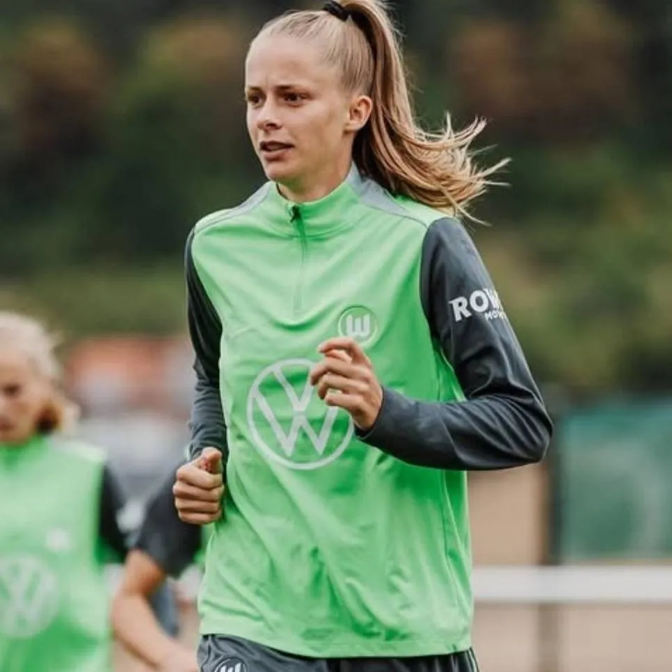 chat with ai character: Vivien endenmann