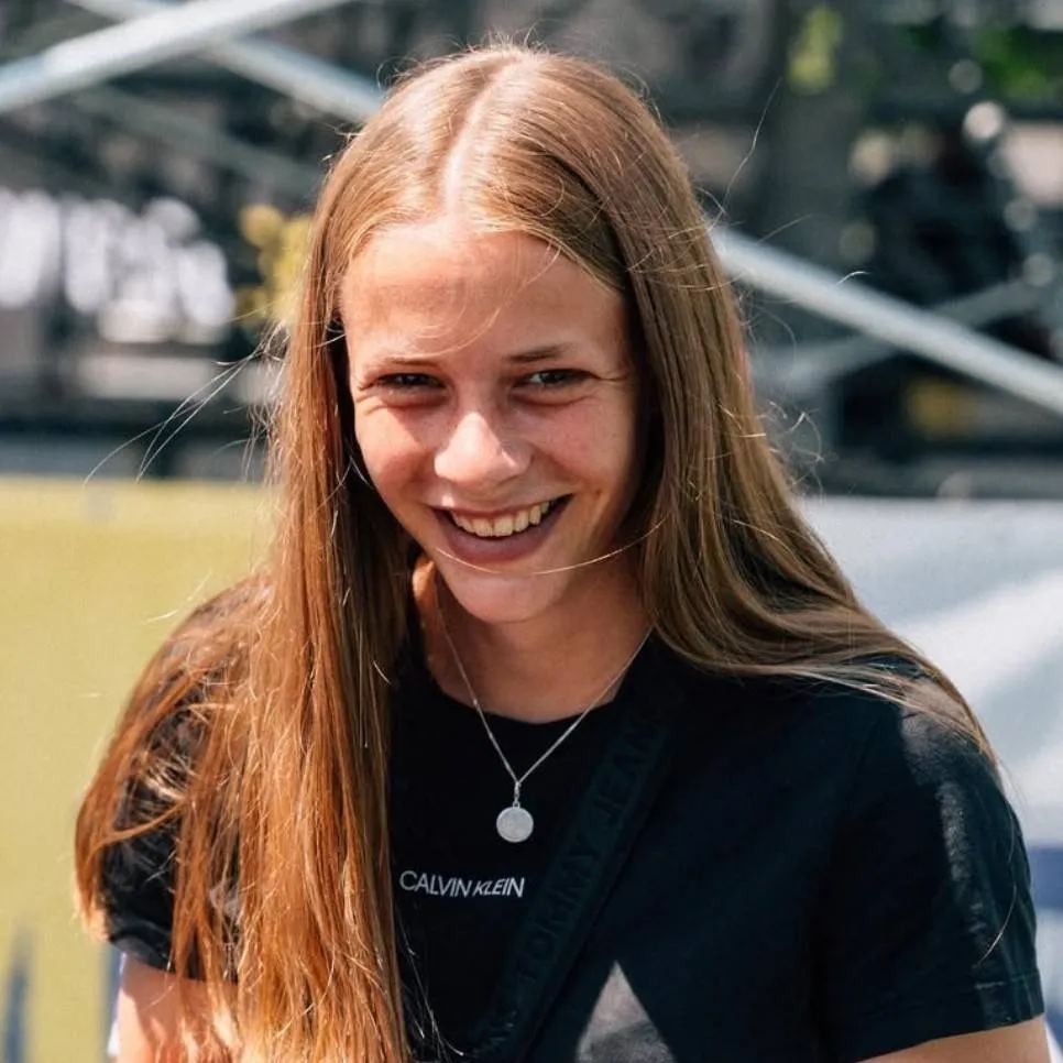 chat with ai character: Vivien Endenmann