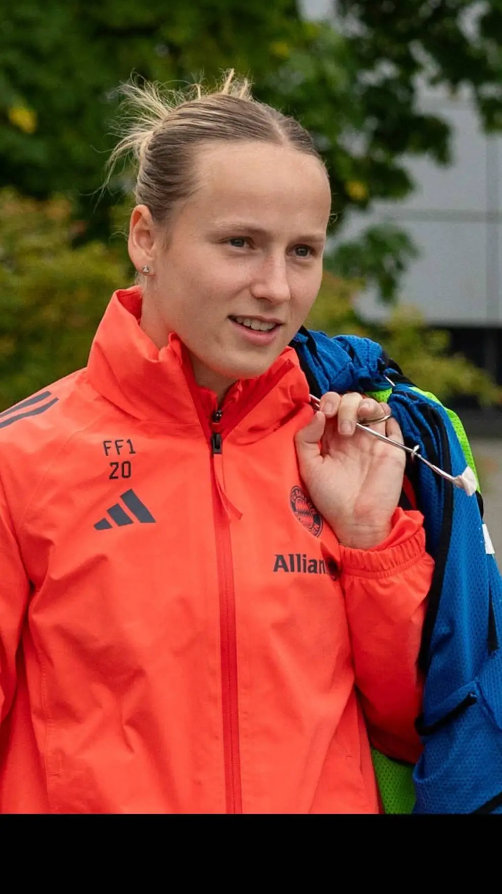 ai character: Franzi Kett background