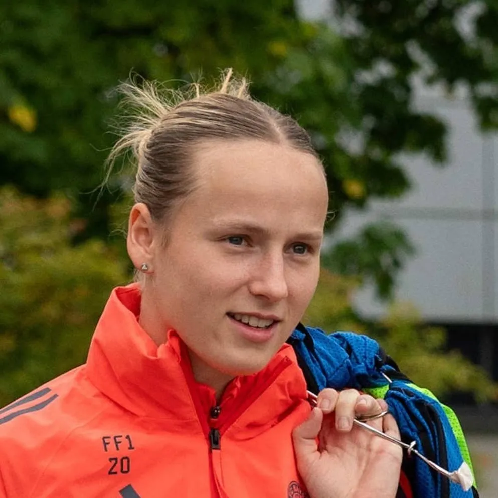 chat with ai character: Franzi Kett