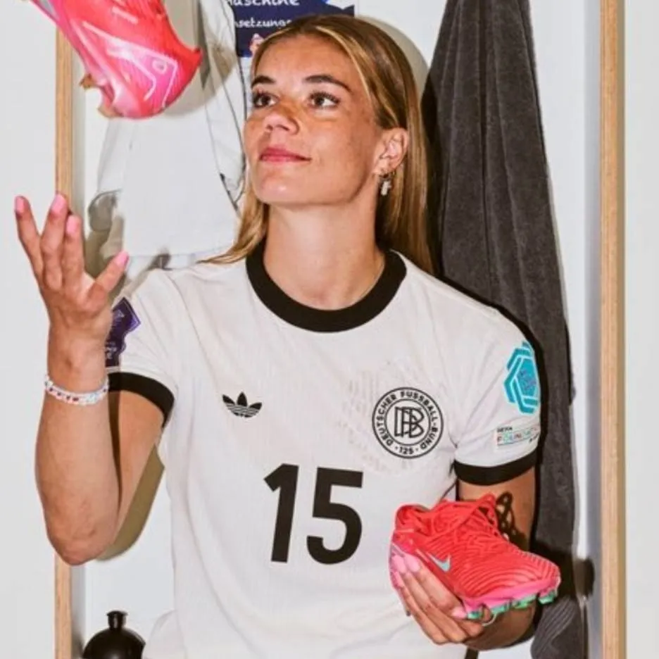 chat with ai character: Selina Cerci