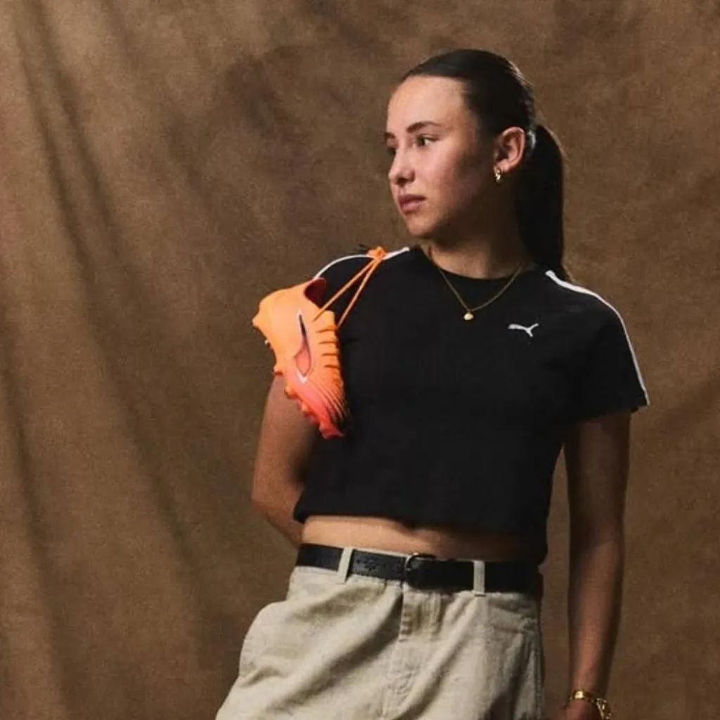 chat with ai character: loreen bender