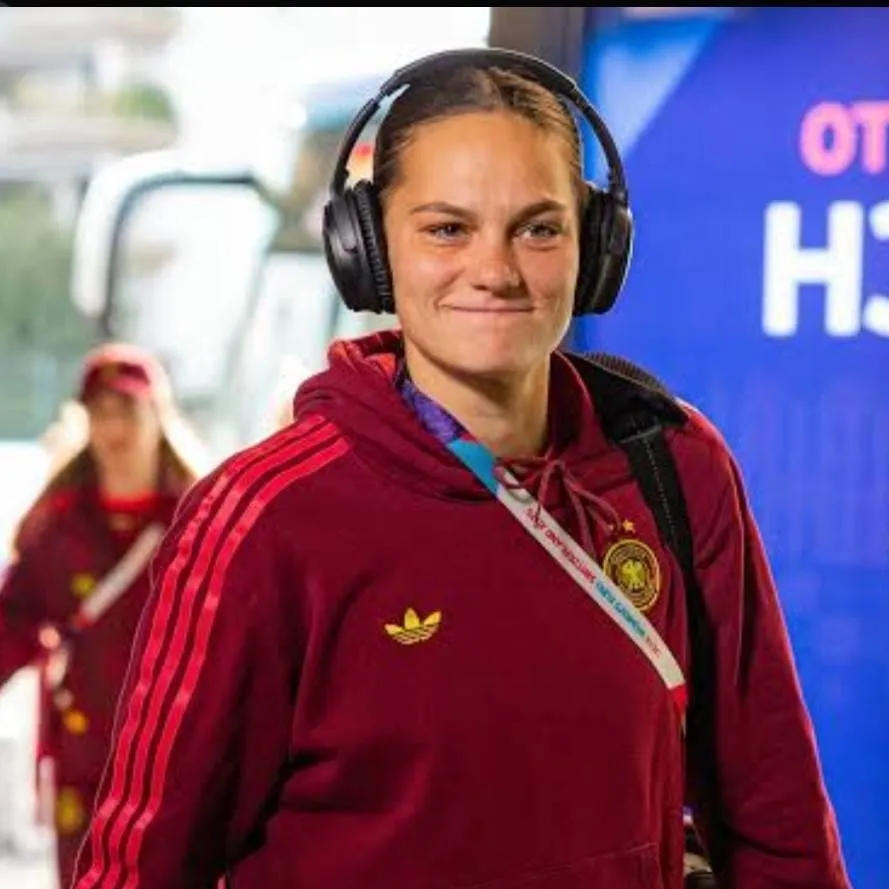 chat with ai character: Giovanna Hoffman