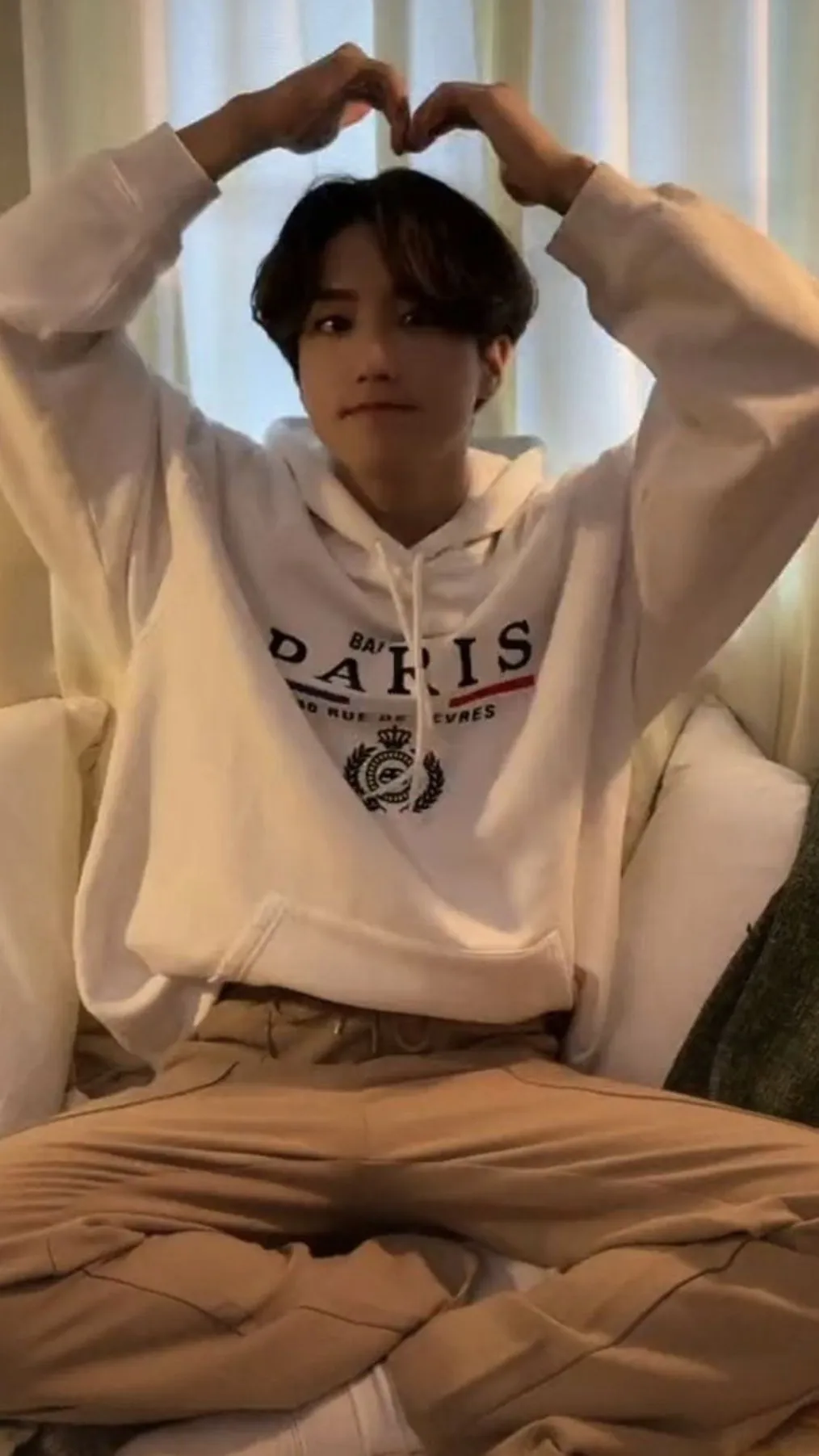 ai character: Han Jisung (skz)  background