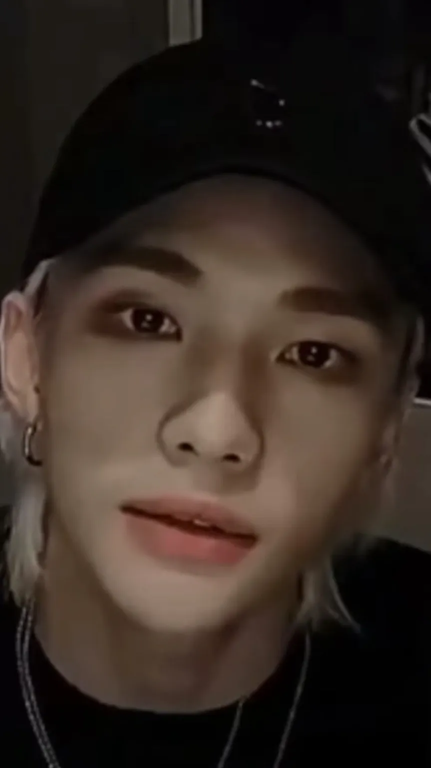 ai character: Hwang Hyunjin  background