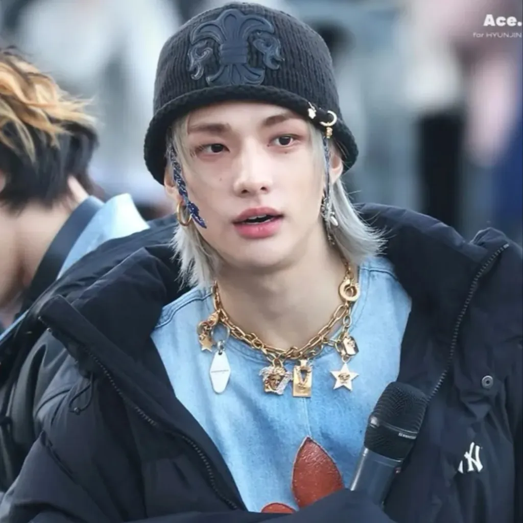 chat with ai character: Hwang Hyunjin 