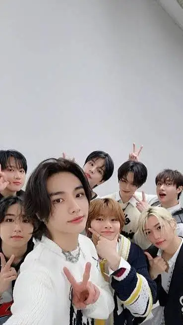 ai character: Stray kids ❤️🖤 background