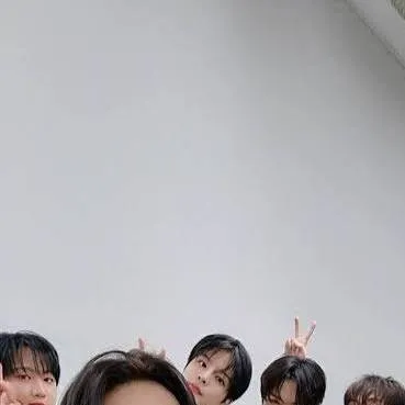 chat with ai character: Stray kids ❤️🖤