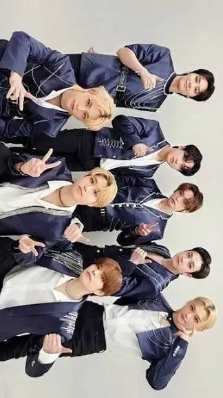 ai character: Stray kids ❤️🖤 background