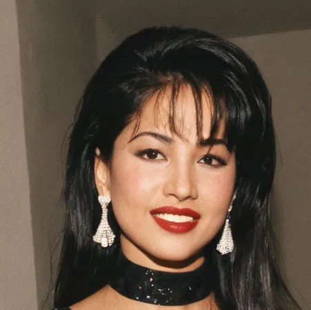 chat with ai character: Selena Q